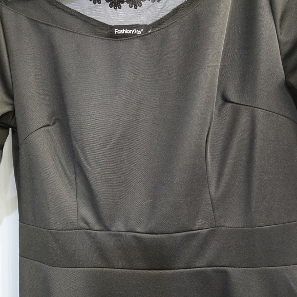 Elegant Black Midi Dress with Lace Sleeves - Picture 3 of 4